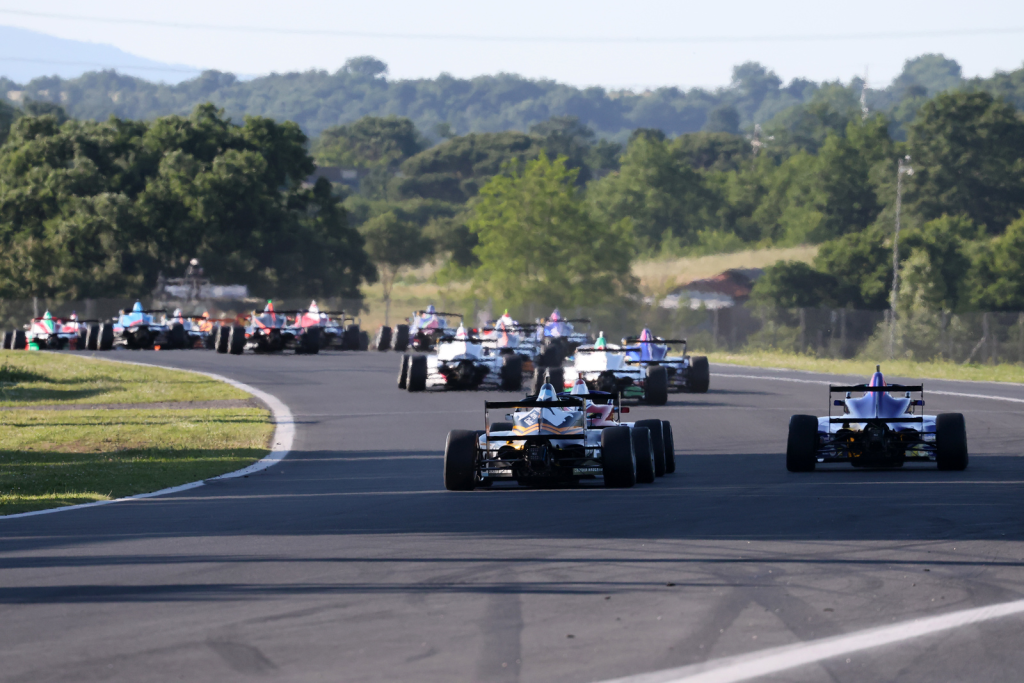 Luka Sammalisto vince una caotica e piena di incidenti Gara 3 di F4 italiana, seguito da Robinson e Walther; ancora ritiro per uno sfortunato Niccolò Maccagnani