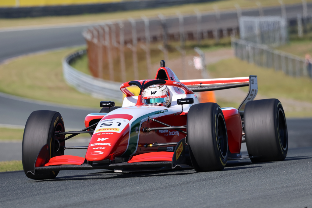 Il pilota Prema conquista la terza pole stagionale nel FREC al termine di una sessione condizionata da bandiere rosse e gialle.