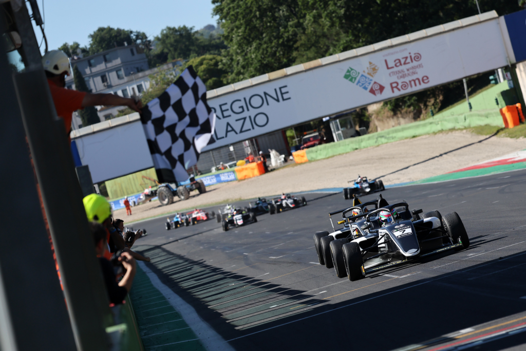 Secondo fine settimana di gare per la F4 italiana, protagonista di quattro gare sul circuito di Vallelunga: ecco le classifiche piloti e team aggiornate