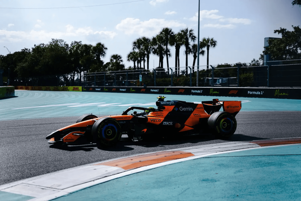Lando Norris non ha avuto una sessione di qualifica semplice, e a causa di un lieve problema alla batteria che ha colpito la sua McLaren scatterà dalla quarta posizione per il Gran Premio di Miami.