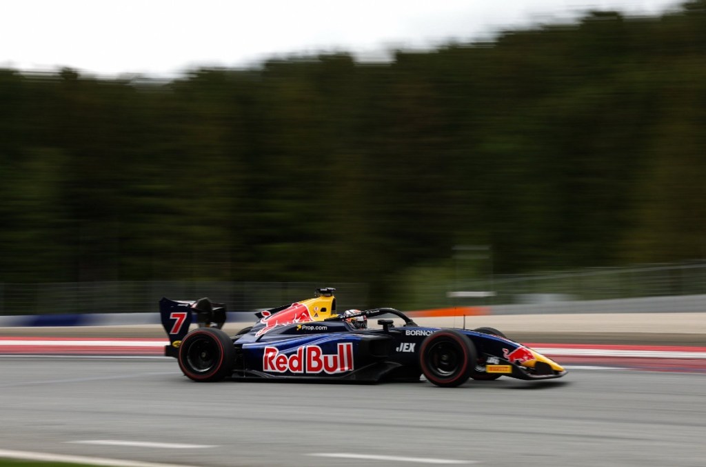 I piloti di F3 in pista per i test a Spielberg.