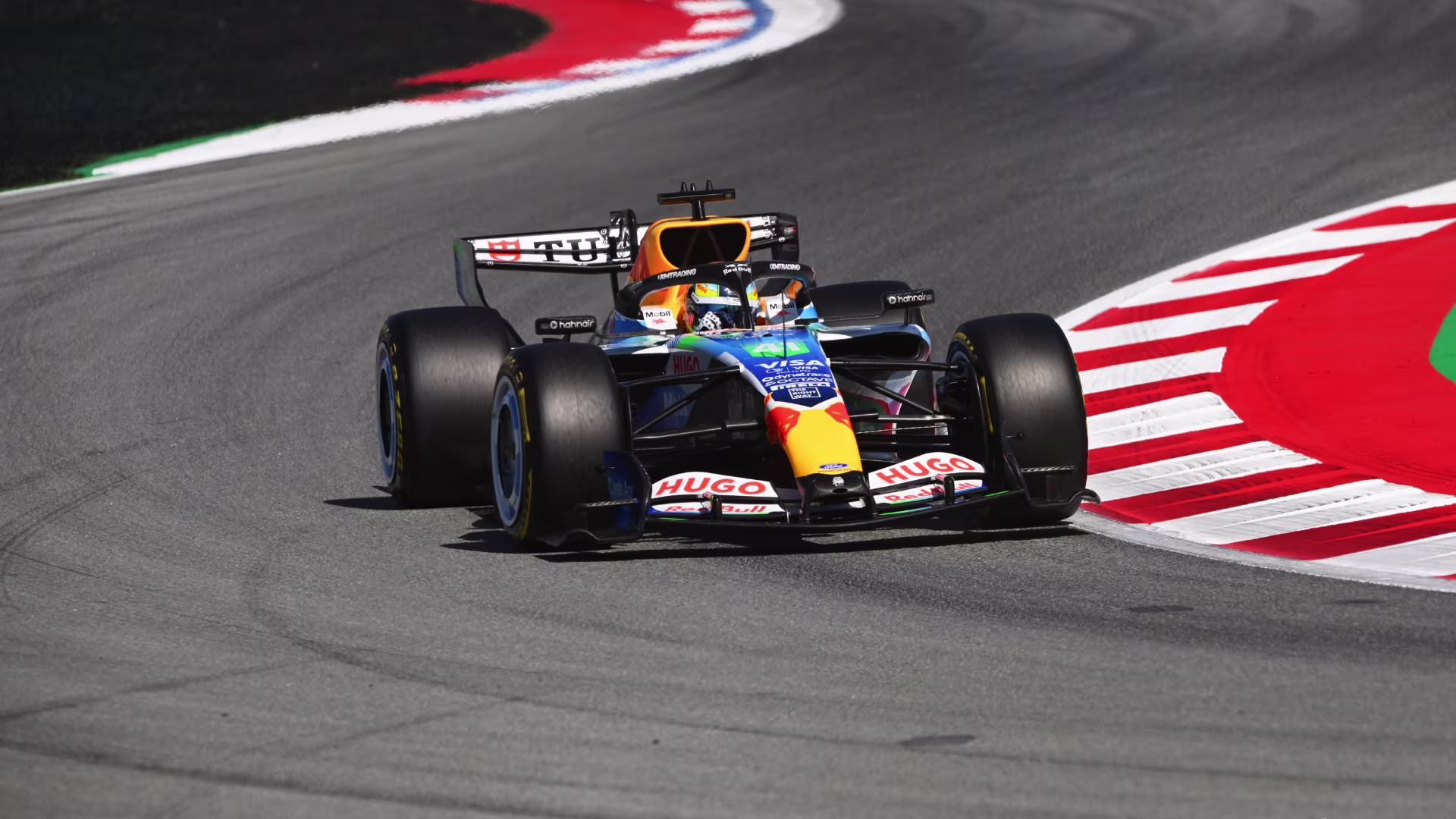 Arvid Lindblad in pista a Barcellona, il secondo round della 'stagione europea' dopo il GP di Monaco