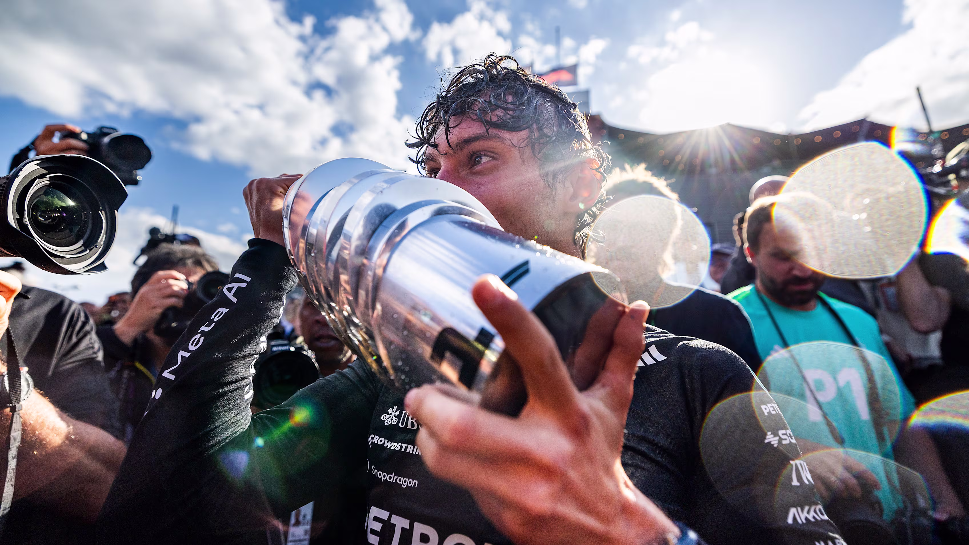 Kimi Antonelli esulta per la vittoria di Spa