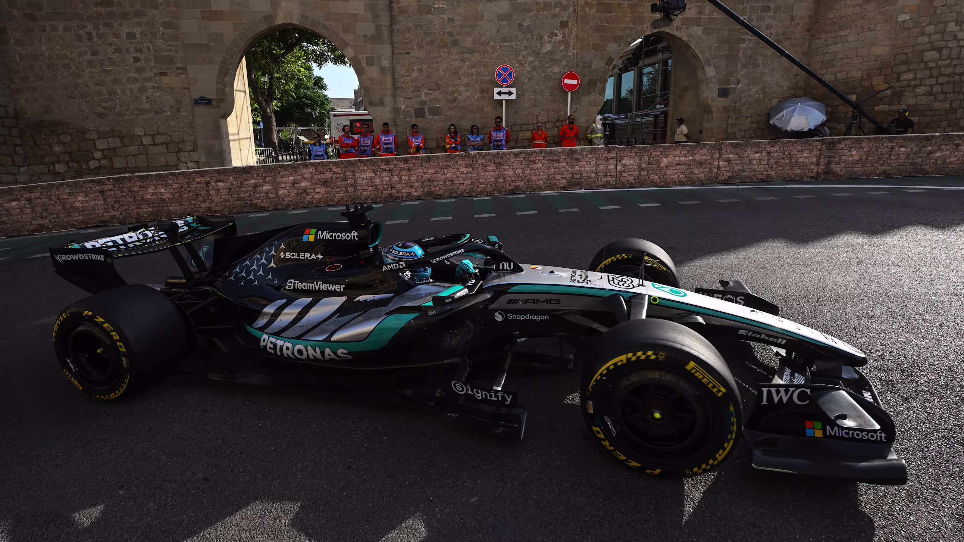 Il britannico della Mercedes resiste al ritorno di Max. Sul podio entrambe le Red Bull, mentre la Ferrari chiude quarta con Leclerc.