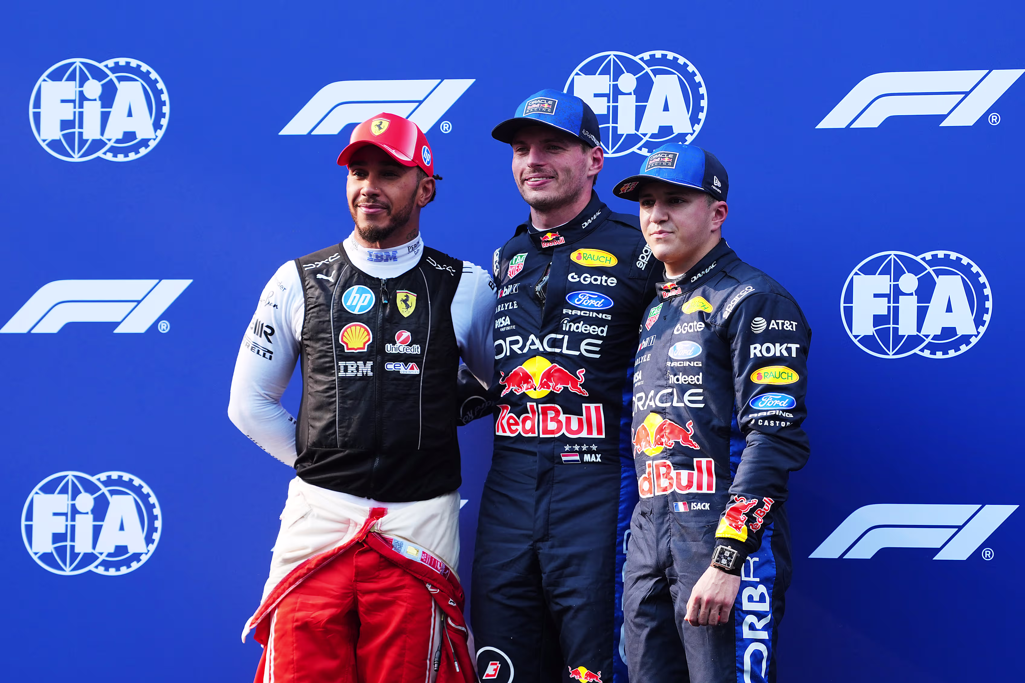 Max Verstappen torna in pole al Bahrain GP! Superato Hamilton a Sepang, l'olandese suona la carica: “Incredibile, ora punto a vincere”. Le sue parole.