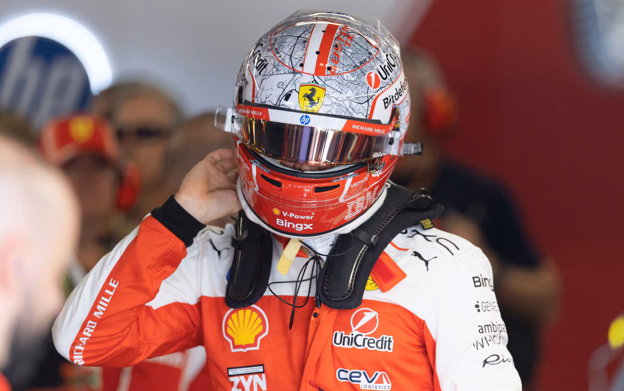 Leclerc con il casco speciale dedicato al GP di Austin